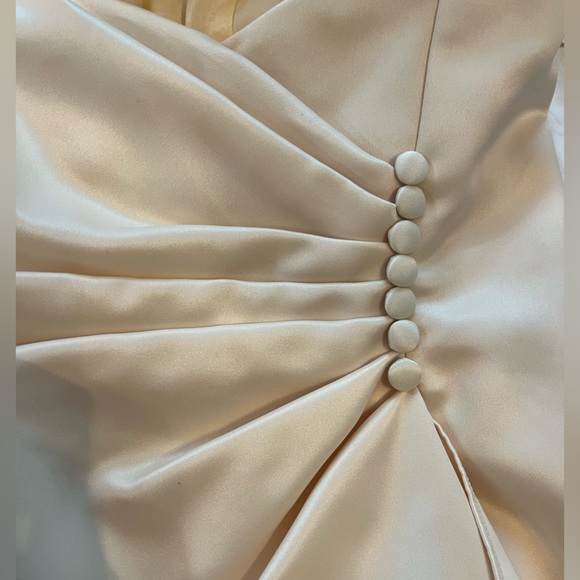 Niki Livas - gown satin cream color size 4 - Picture 6 of 9